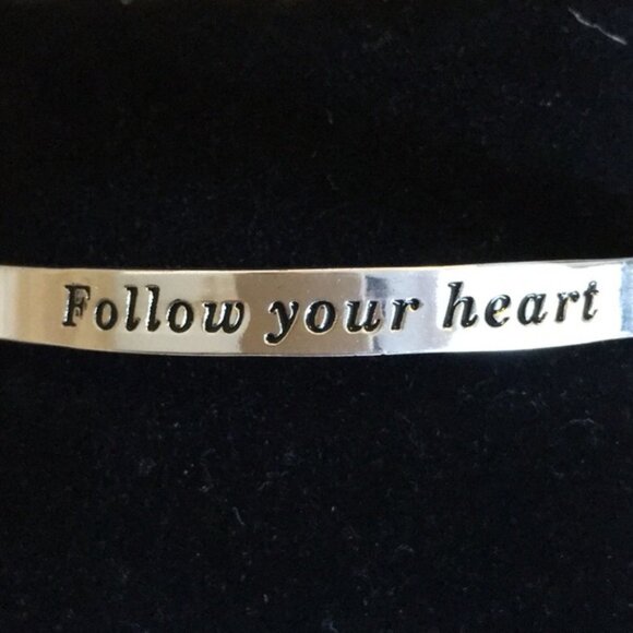 NIB * AVON My Truth FOLLOW YOUR HEART Silver BANGLE BRACELET - Picture 5 of 7